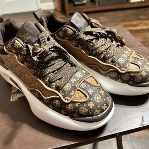 Size 8 Men fashion sneakers brand new never worn.
